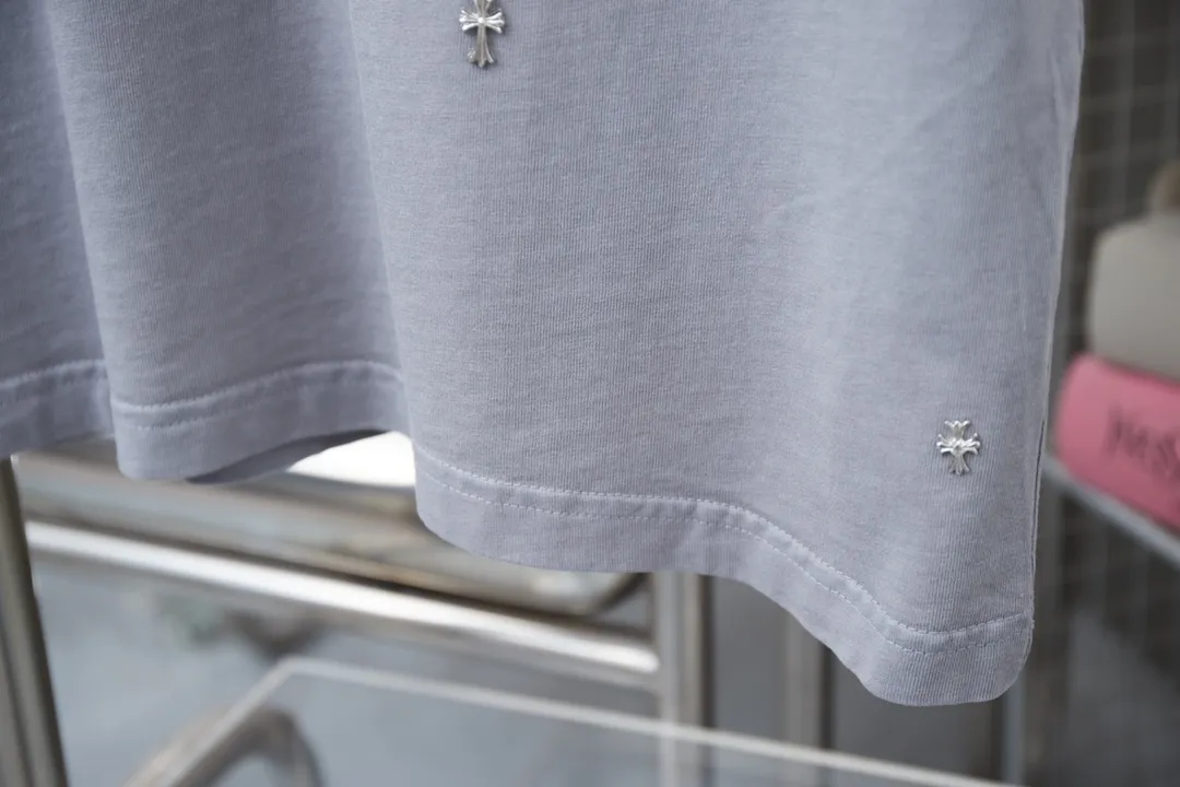 🅿️240 Chrome Hearte 25SS early spring new style Chrome Hearte short-sleeved hardware, light luxury, essential item for daily commuting for men and women, correct version, welcome to compare, detailed features · 280g 100% pure cotton double yarn jersey fabric · Custom dyeing in the same vat, special thickened 32 pieces double-strand 1X1 thread · Artificial hand arrangement of hardware positions + high temperature hot pressing. Ready-made garments are dyed. Then do the faded fried snowflake process, then wash with water to make it look old. General washing to improve the effect · Double-needle stitching across seams · Original main mark, washed tag, branded moisture-proof paper packaging Color: black/pink/blue Size: S/M/L/XL